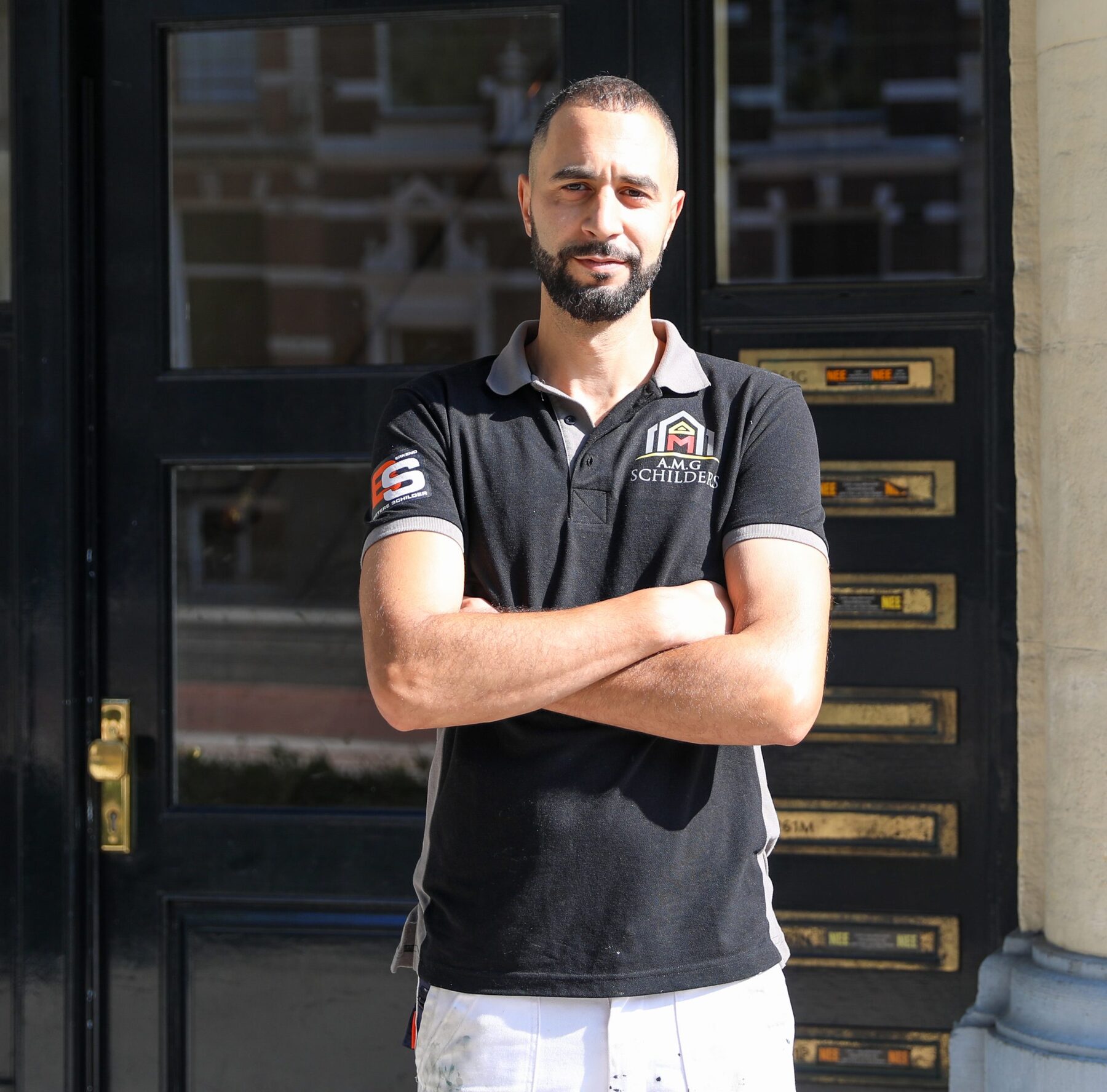 Ahmed van AMG Schilders voor een monumentale voordeur