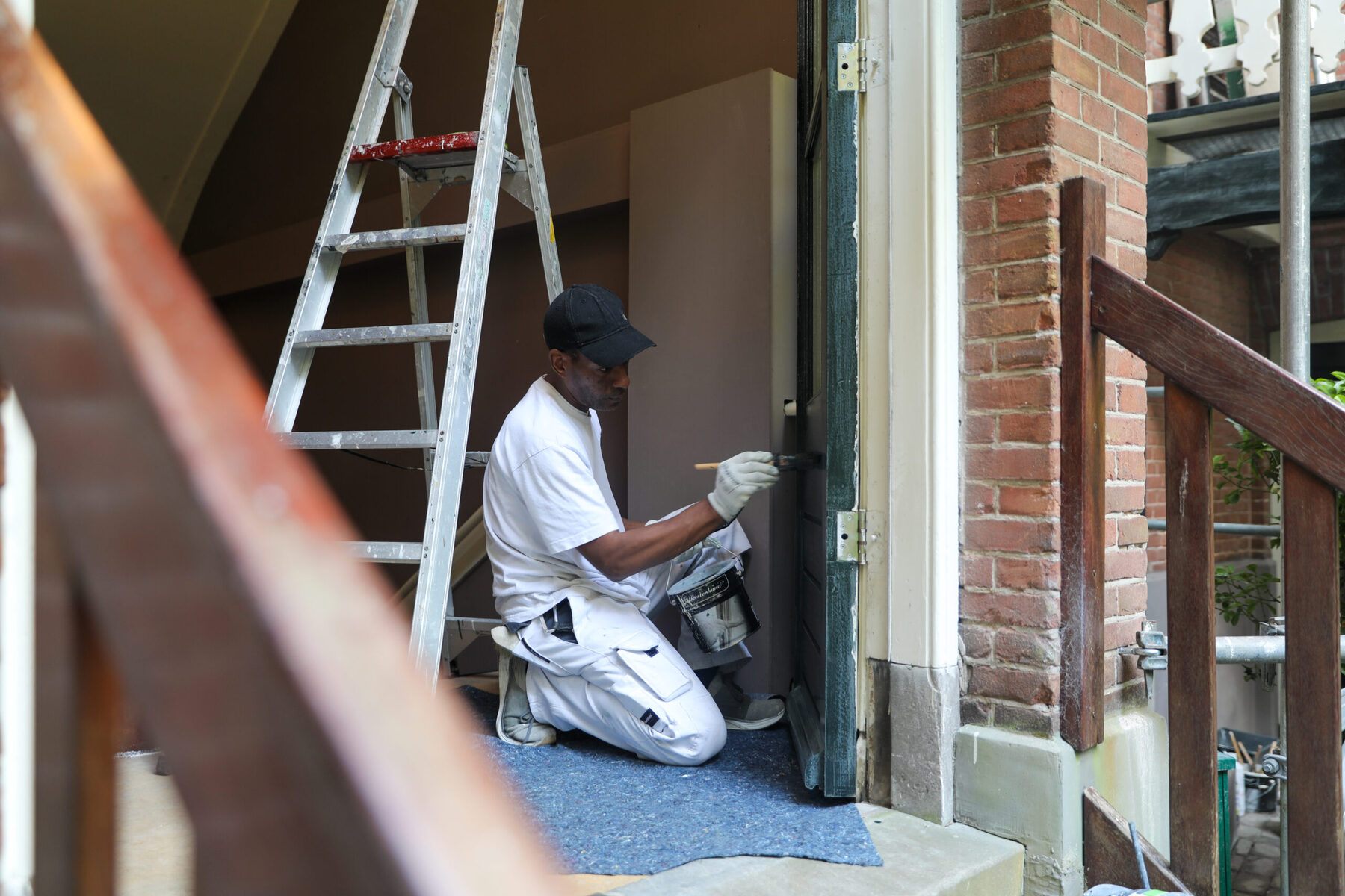 Schilder aan het werk in een trappenhuis