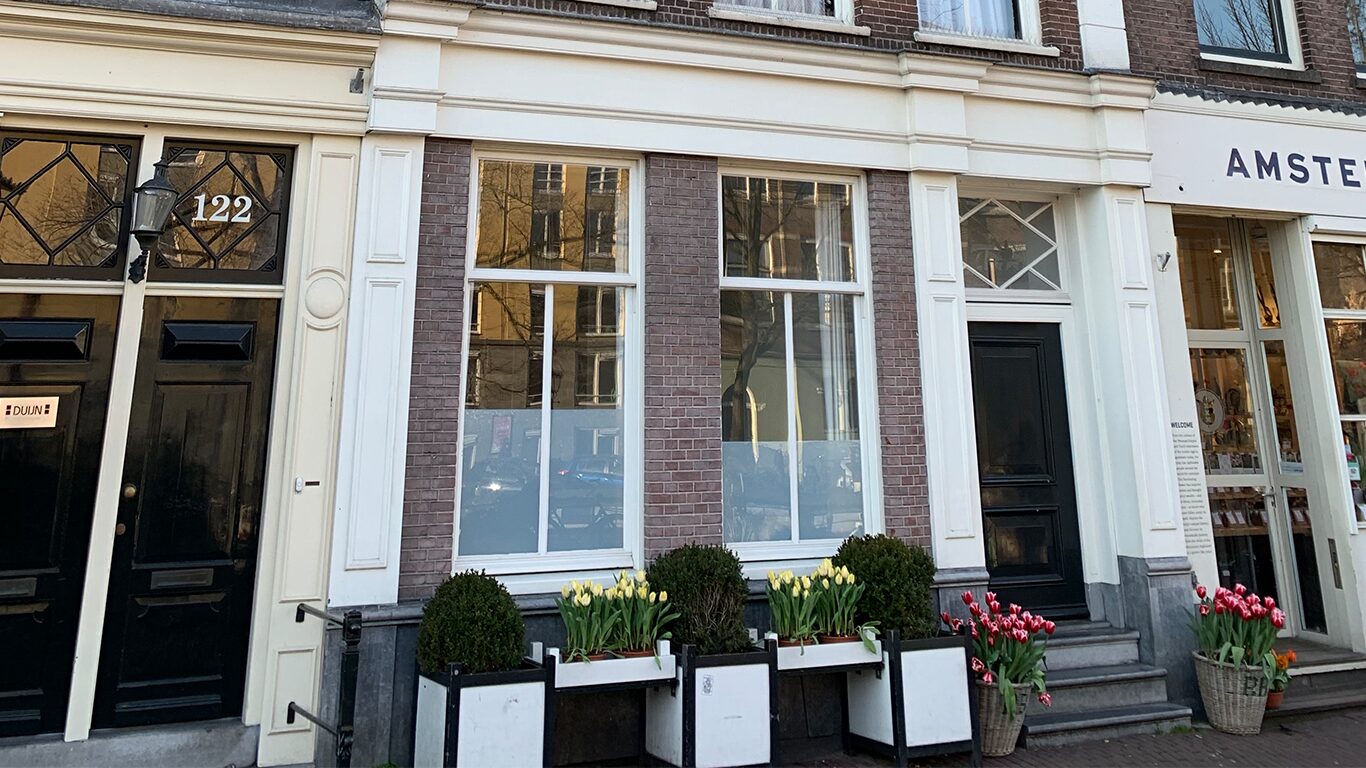 Gerestaureerde benedenpui met witte kozijnen