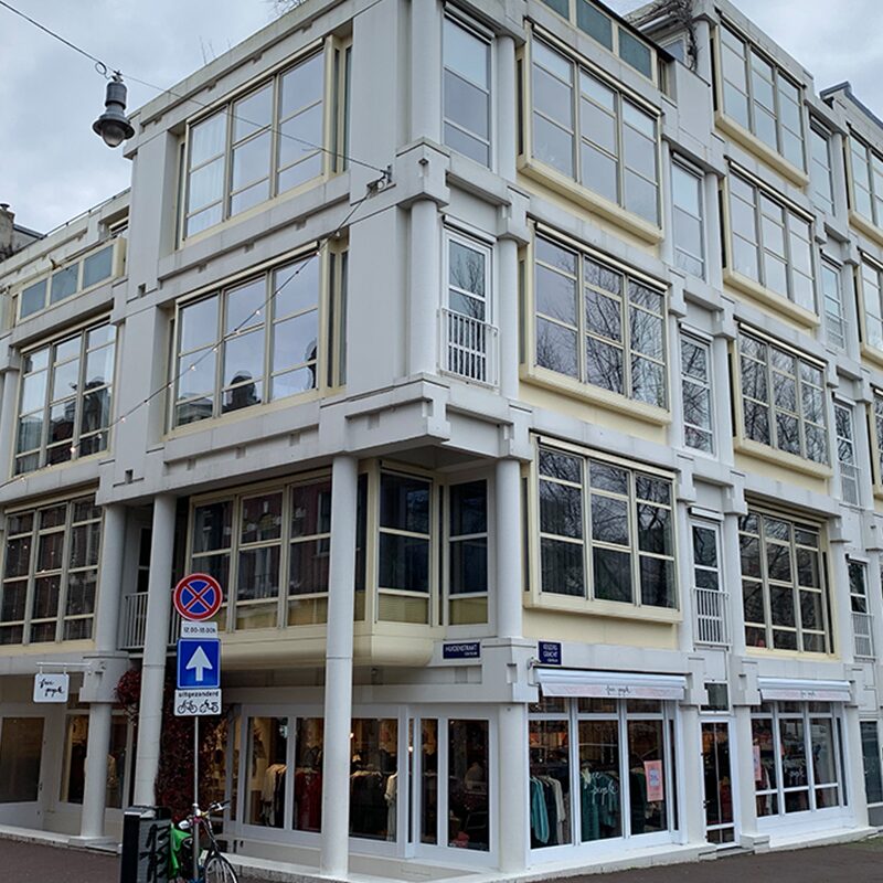 Het hoekpand aan de Keizersgracht na het buitenschilderwerk