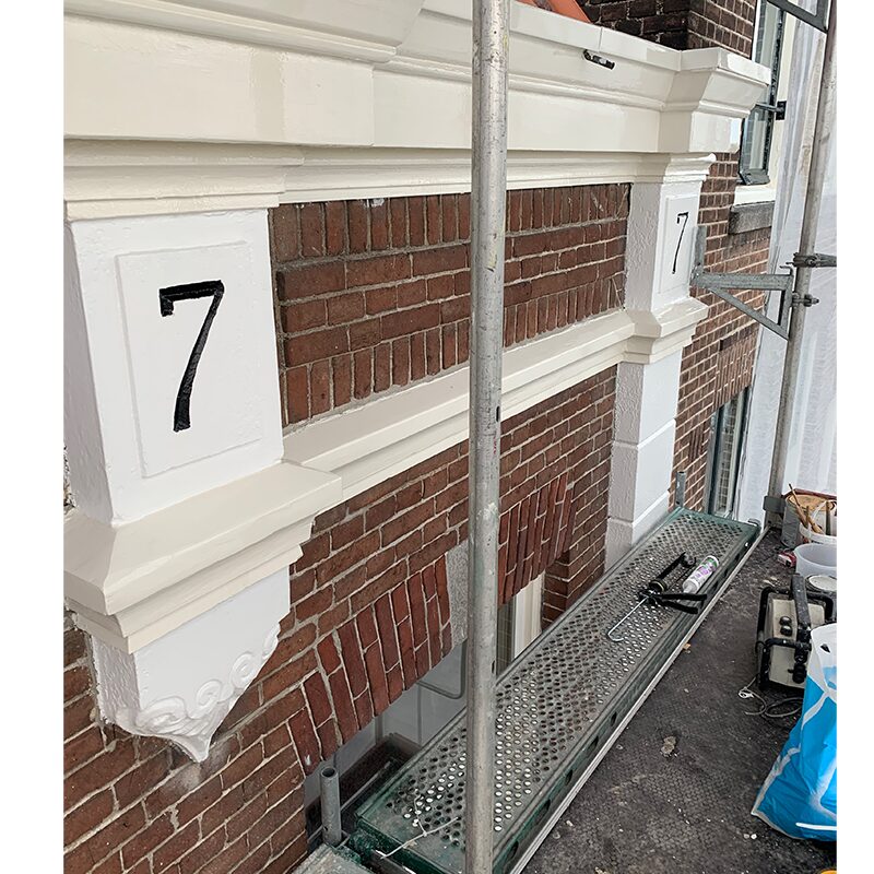 Ornament met bouwjaarcijfer, ingekleurd in hoogglans zwart