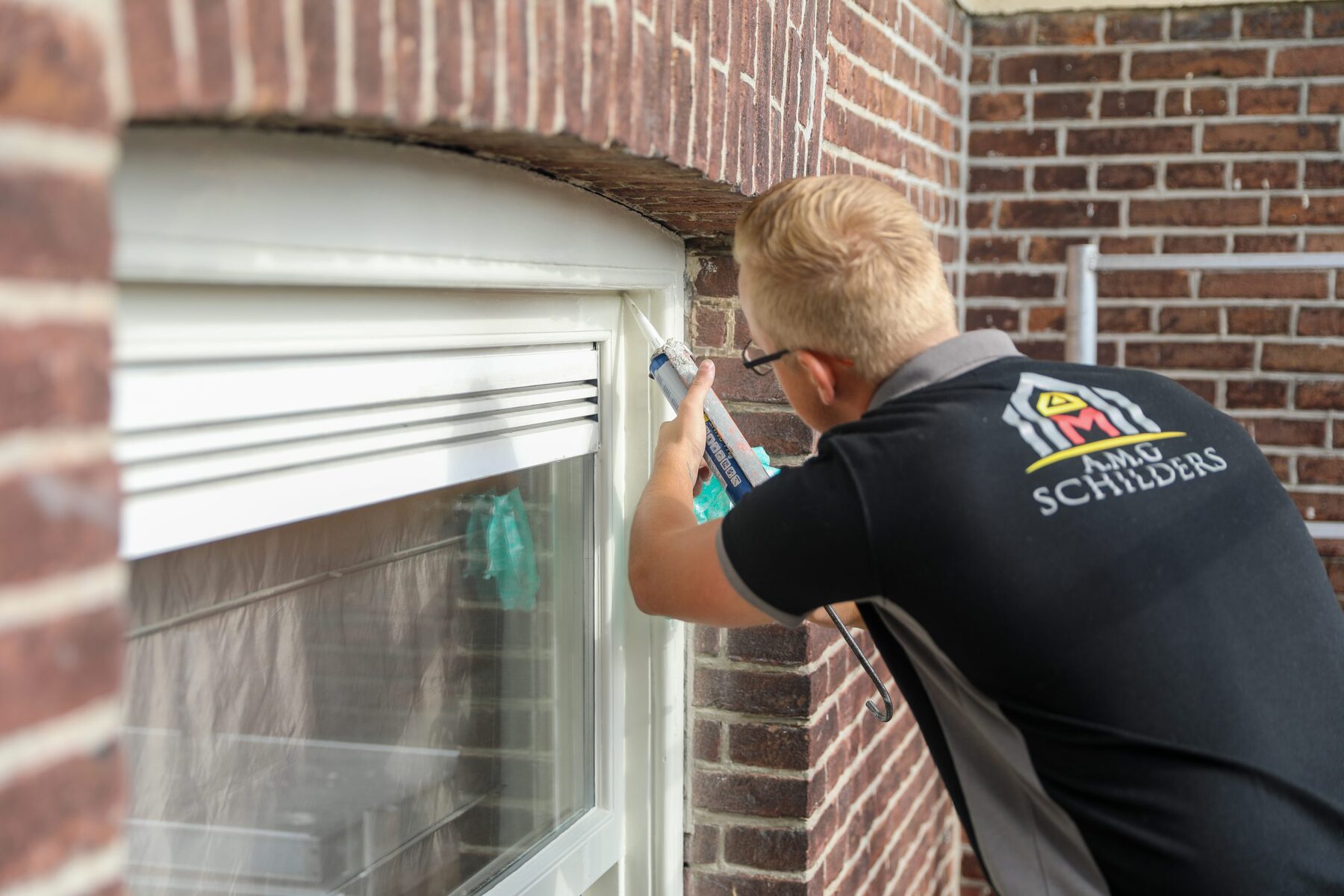 Detail: een raamkozijn wordt bijgewerkt