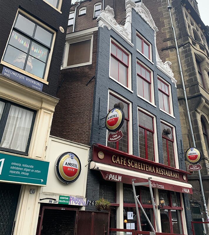 Gevel van Café Scheltema na het schilderwerk