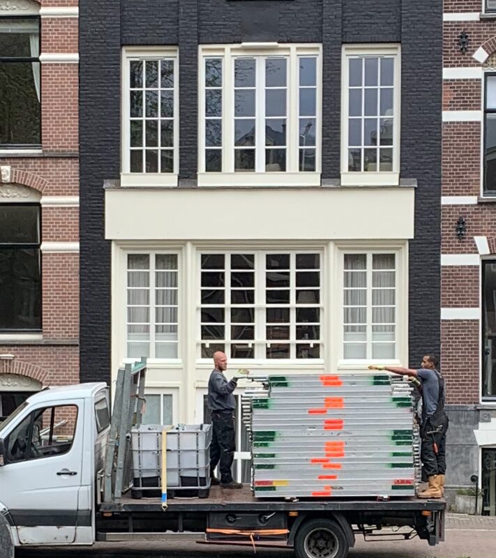 Steigermateriaal wordt gelost voor een grachtenpand